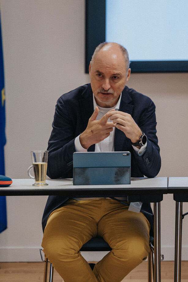 DavidAROUS 2494 edited - UEF